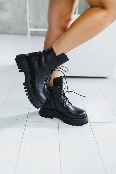 Κοντινό Πλάνο Γυναικείων Ποδιών Μαύρες Δερμάτινες Μπότες Γυναικεία Χειμερινά Παπούτσια — Φωτογραφία Αρχείου