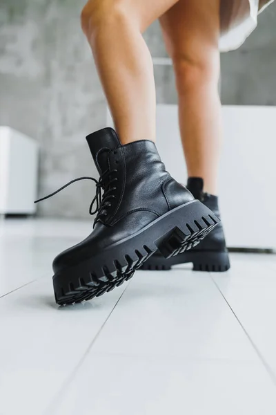 Close Female Legs Black Leather Boots Women Winter Shoes Warm — Stock Photo, Image