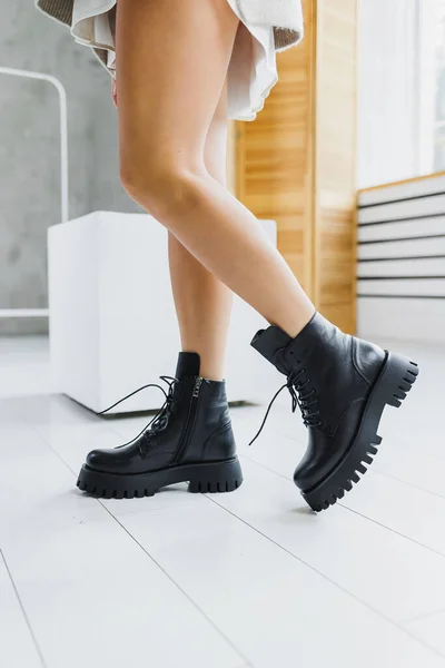 Primer Plano Las Piernas Femeninas Botas Cuero Negro Zapatos Invierno — Foto de Stock