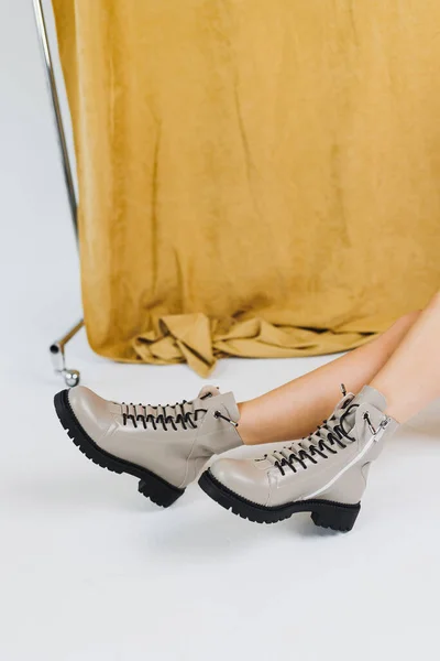 女用皮鞋穿着米黄色皮靴的女性腿 时髦的女靴 — 图库照片