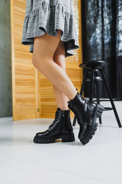 Siyah Deri Çizmeli Ince Kadın Bacakları Modaya Uygun Kadın Çizmeleri — Stok fotoğraf