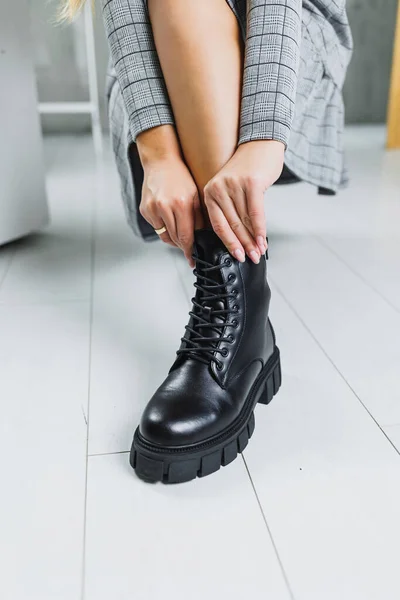 stock image Slender female legs in black winter leather boots. Fashionable women's boots. Women's leather shoes.