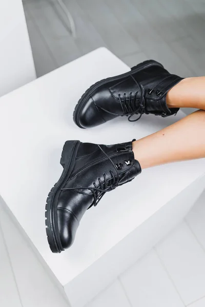Siyah Deri Çizmeli Ince Kadın Bacakları Modaya Uygun Kadın Çizmeleri — Stok fotoğraf