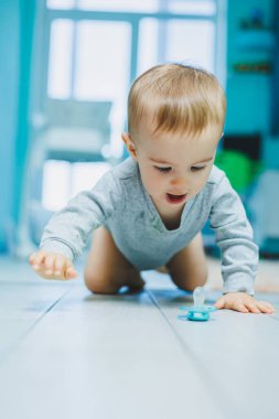 Bebek bezleri seçici bir odak noktası. Arka planda küçük bir çocuk. Evde, çocukların tuvaletinde oturuyor.