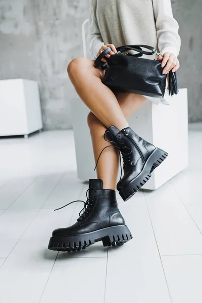 Primer Plano Las Piernas Femeninas Botas Cuero Negro Zapatos Invierno — Foto de Stock