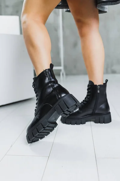 Slender Female Legs Black Winter Leather Boots Fashionable Women Boots — Stock Photo, Image