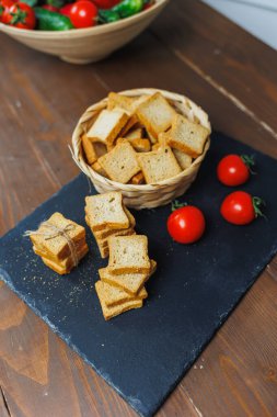 Tahıl unundan yapılmış taze kızarmış ekmekler, altın renginde. Lezzetli sandviçler için.