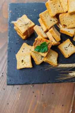 Tahıl unundan yapılmış taze kızarmış ekmekler, altın renginde. Lezzetli sandviçler için.