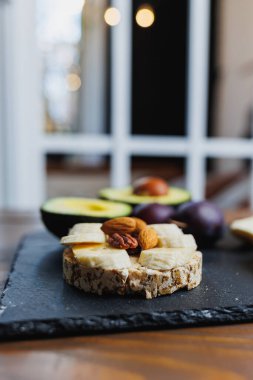 Kahvaltıda avokado ve erikli vejetaryen pirinç ekmeği. Sağlıklı Yeme.
