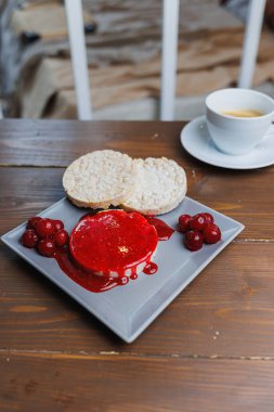 Kahvaltıda reçelli vejetaryen pirinç ekmeği. Sağlıklı Yeme.