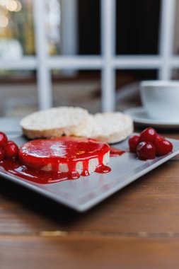 Kahvaltıda reçelli vejetaryen pirinç ekmeği. Sağlıklı Yeme.