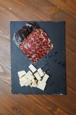 Sebzeli kurutulmuş et. Jambondan yapılmış lezzetli atıştırmalıklar, prosciutto. Et tabağı