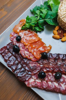 Sebzeli kurutulmuş et. Jambondan yapılmış lezzetli atıştırmalıklar, prosciutto. Et tabağı