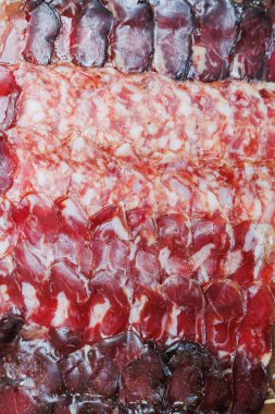 Sandviç için kurutulmuş et. İnce dilimlenmiş füme et. Et kesimi. Hamon