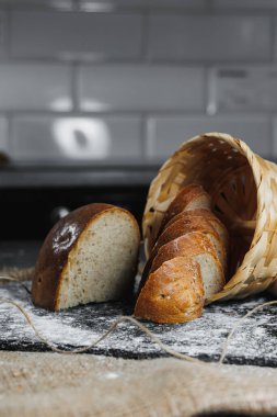 Tam tahıllı çavdar ekmeği dilimleri. Koyu bir arka planda. Yakın plan. Taze ev yapımı ekşi ekmek.