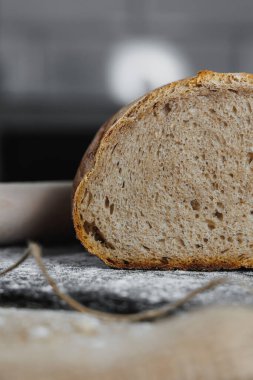 Ev yapımı ekmek, doğal tarım ürünleri. Sağlıklı ve lezzetli hamur işleri. Tam tahıllı ekmek, yumurta, un. Kapat, koyu arkaplan