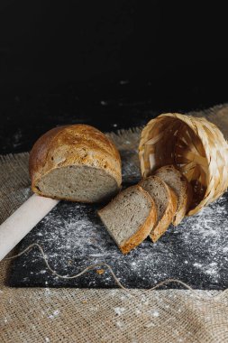 Tam tahıllı çavdar ekmeği dilimleri. Koyu bir arka planda. Yakın plan. Taze ev yapımı ekşi ekmek.