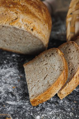 Tam tahıllı çavdar ekmeği dilimleri. Koyu bir arka planda. Yakın plan. Taze ev yapımı ekşi ekmek.