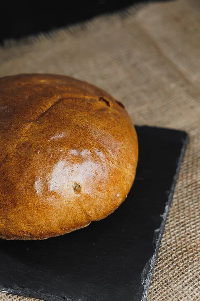 Pyszny Świeży Chleb Żytni Okrągły Ciemnym Tle Chrupiący Świeży Chleb — Zdjęcie stockowe
