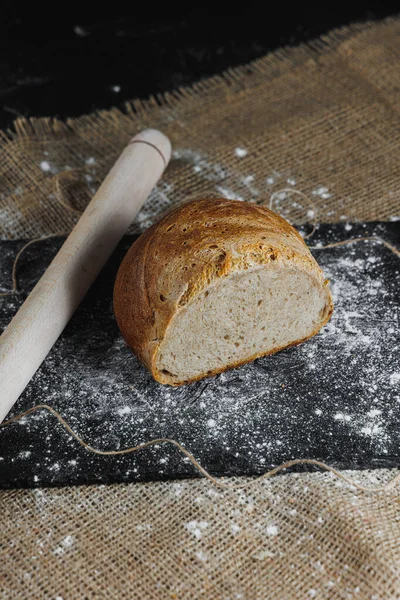 自制面包片 天然农产品 健康美味的糕点全麦面包 特写镜头 黑暗背景 — 图库照片