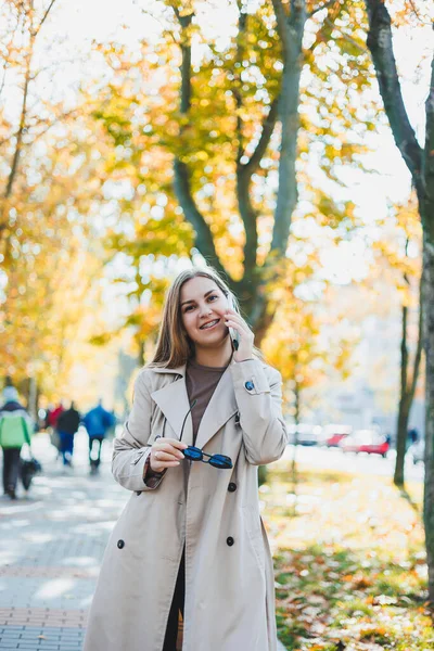 Eine Schöne Frau Mit Sonnenbrille Läuft Durch Den Herbstlichen Park — Stockfoto