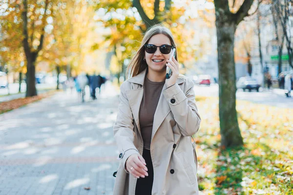 Mujer Feliz Con Estilo Abrigo Otoño Gafas Sol Caminando Aire — Foto de Stock
