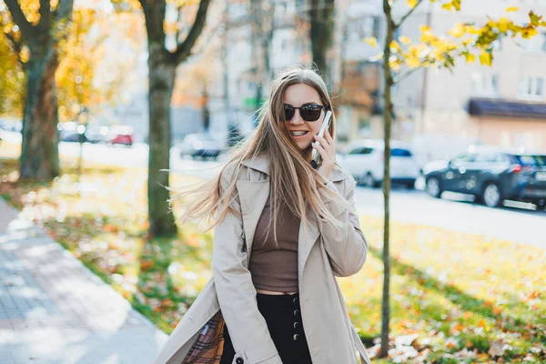 Mujer Feliz Con Estilo Abrigo Otoño Gafas Sol Caminando Aire — Foto de Stock