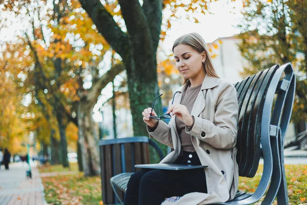 Eine Geschäftsfrau Arbeitet Herbstpark Mit Einem Laptop Sie Hat Ein — Stockfoto