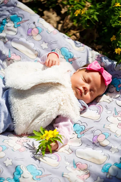 Bebê Close Com Arco Cabeça Está Uma Planície Branca Grama — Fotografia de Stock