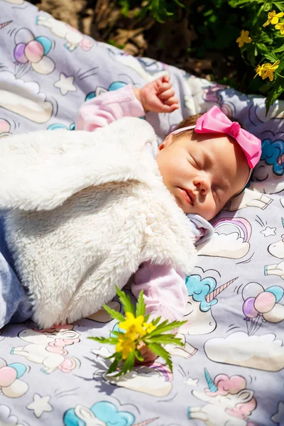 Bebê Close Com Arco Cabeça Está Uma Planície Branca Grama — Fotografia de Stock