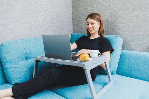 Atractiva Joven Mujer Usando Ordenador Portátil Mientras Está Sentado Sofá — Foto de Stock