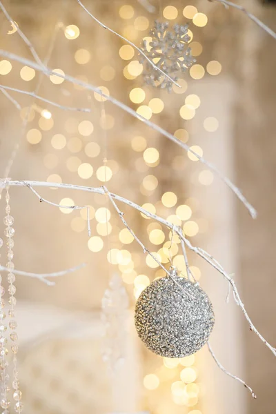 Uma Árvore Natal Branca Decorada Com Brinquedos Plástico Prateado Decoração — Fotografia de Stock