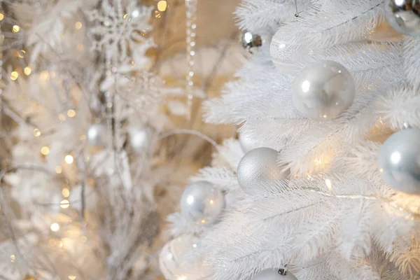 Uma Árvore Natal Branca Decorada Com Brinquedos Plástico Prateado Decoração — Fotografia de Stock