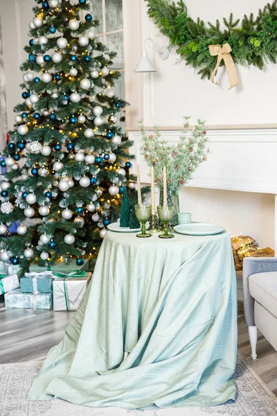 Mesa Está Situada Cerca Del Árbol Navidad Para Una Cena —  Fotos de Stock