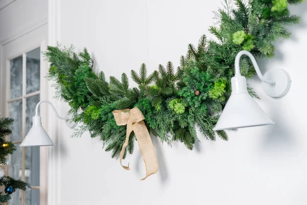 Karácsonyfa Ágakból Készült Dekoráció Lóg Falon Egy Fehér Pogácsa Mellett — Stock Fotó