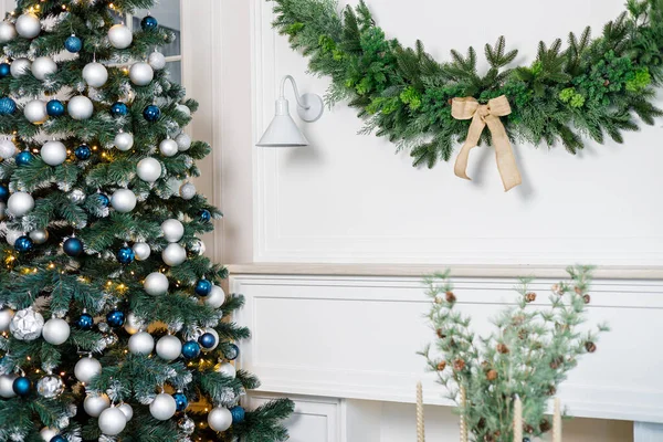 Karácsonyfa Ágakból Készült Dekoráció Lóg Falon Egy Fehér Pogácsa Mellett — Stock Fotó
