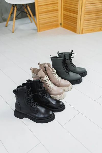 Vários Pares Sapatos Jazem Chão Inverno Sapatos Femininos Couro Preto — Fotografia de Stock