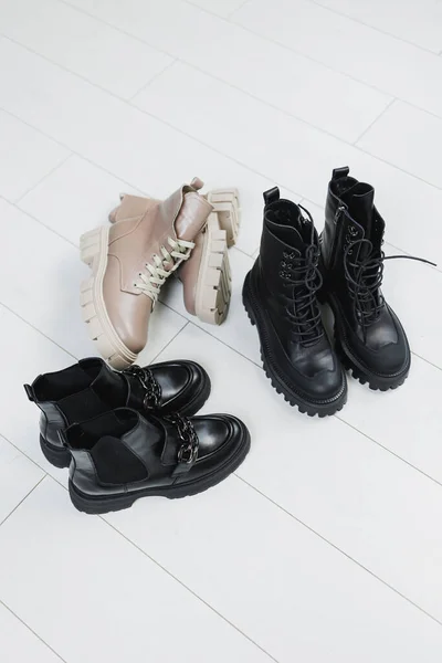 Vários Pares Sapatos Jazem Chão Inverno Sapatos Femininos Couro Preto — Fotografia de Stock