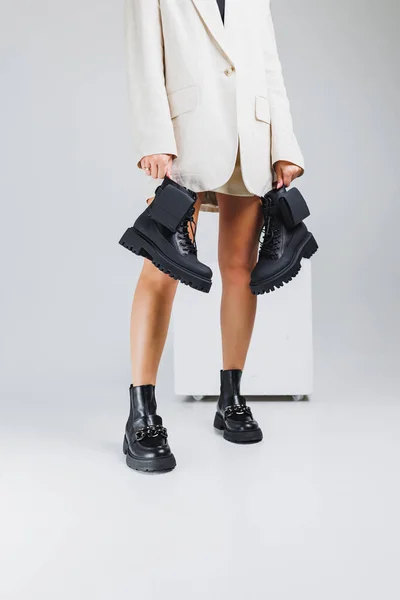 女性の足に黒いブーツ 冬の黒い革の女性の靴 女性のための暖かい靴のコレクション — ストック写真