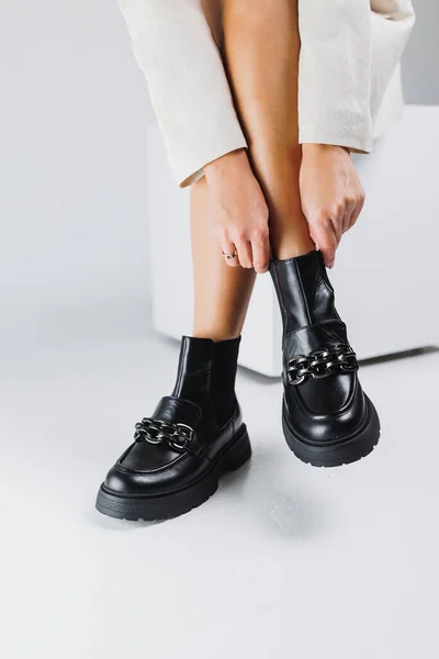 Metal Tokalı Kısa Deniz Botlu Kadın Bacakları Kadın Deri Ayakkabıları — Stok fotoğraf