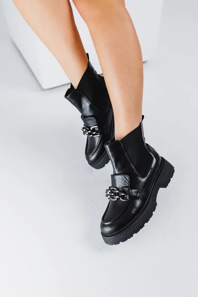 Vrouwen Benen Het Kort Chelsea Laarzen Met Metalen Gesp Vrouwen — Stockfoto