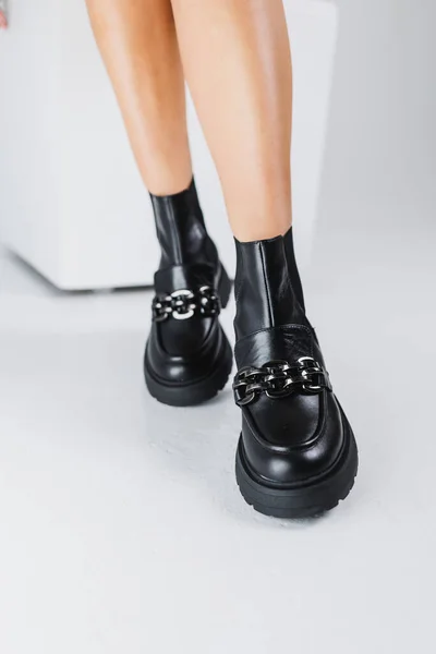 Patas Mujer Botas Chelsea Cortas Con Hebilla Metal Zapatos Cuero — Foto de Stock