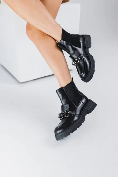 Dámské Nohy Krátkých Chelsea Botách Kovovou Přezkou Dámské Kožené Boty — Stock fotografie