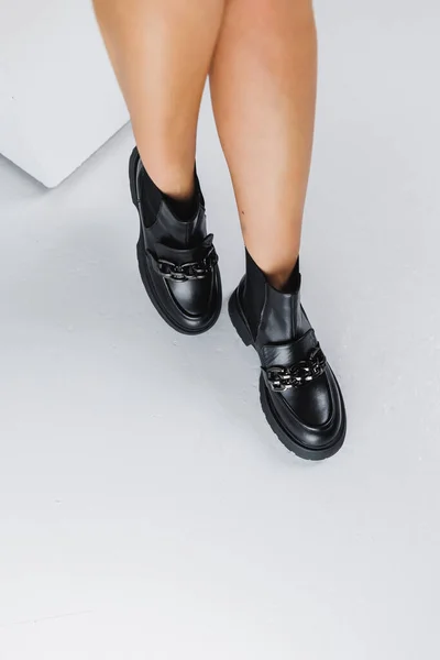 メタルバックル付きの短いチェルシーブーツの女性の足 女性の革の靴 女性の靴のファッショナブルなコレクション — ストック写真