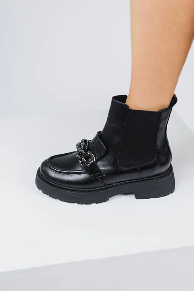 Pernas Femininas Botas Curtas Chelsea Com Fivela Metal Sapatos Couro — Fotografia de Stock