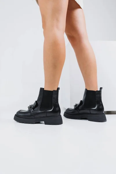 Dámské Nohy Krátkých Chelsea Botách Kovovou Přezkou Dámské Kožené Boty — Stock fotografie
