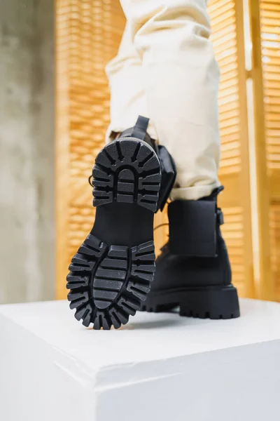Close Kaki Perempuan Dalam Sepatu Kulit Hitam Renda Sepatu Musim — Stok Foto