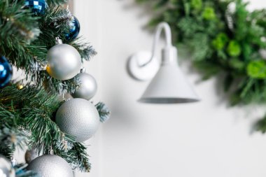 Yılbaşı oyuncakları Noel ağacına yakın çekim. Yeni yıl, Noel ağacı süslemesi
