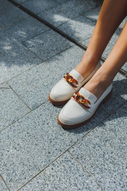 Topuksuz, bej ayakkabılı kadın bacakları. Sıradan kadınların rahat ayakkabıları..