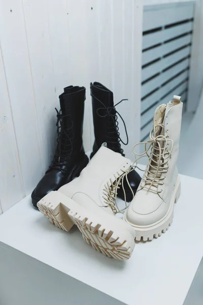 ファッショナブルな女性のスタイリッシュな革のブーツ 床に女性の革のブーツ スタイリッシュな女の子のための冬の靴の新しいコレクション — ストック写真